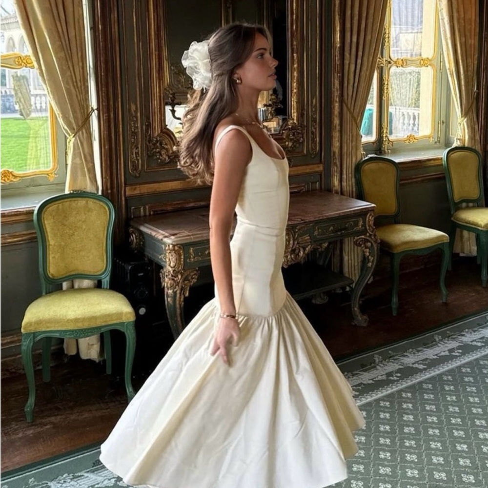 Elegant Cream Sleeveless Dress
